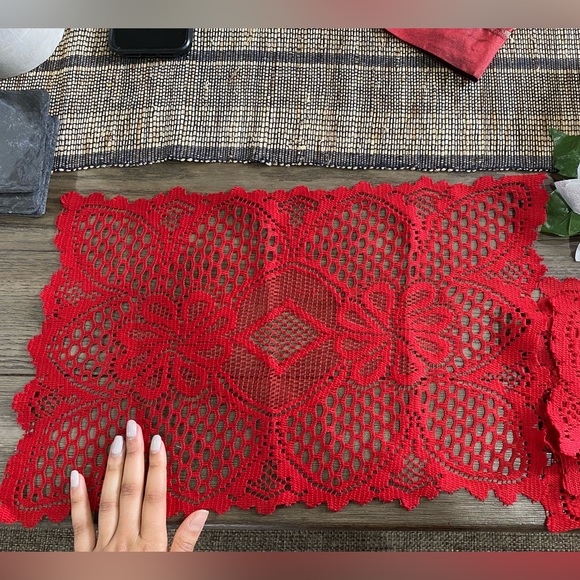 Christmas napkins, napkin rings, table runner and flowers - Picture 3 of 6